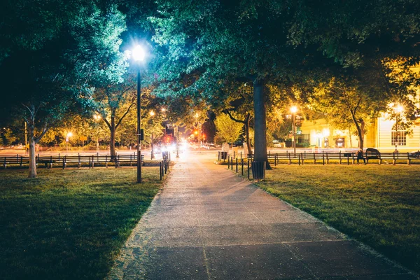 Walkway at Dupont Circle Park at night, in Washington, DC. — Stock Photo, Image