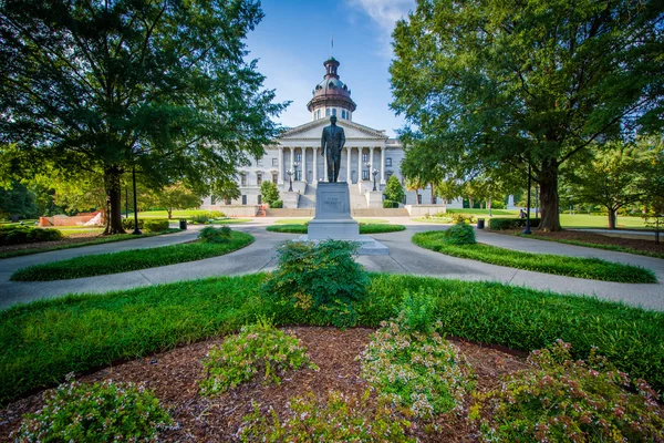 Garden and statue at the South Carolina State House in Columbia, — Stock Photo, Image