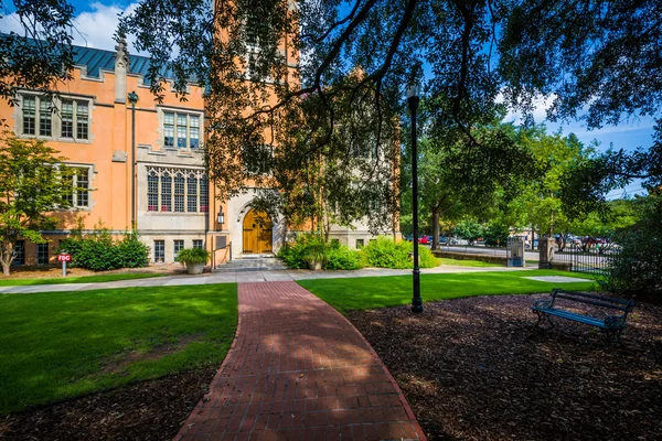 Walkway and the exterior of Trinity Episcopal Cathedral, in Colu — Stock Photo, Image