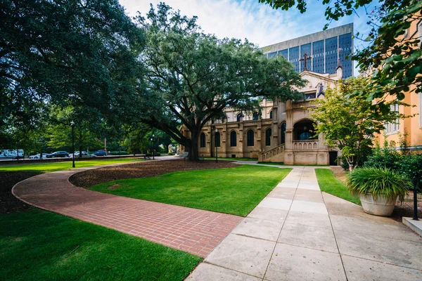 Walkway and the exterior of Trinity Episcopal Cathedral, in Colu — Stock Photo, Image