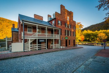 Sonbahar renk ve High Street, Harpers Ferry, Wes üzerinde binalar
