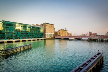 Boston, Massach gün batımında, Fort noktası kanal boyunca binalar