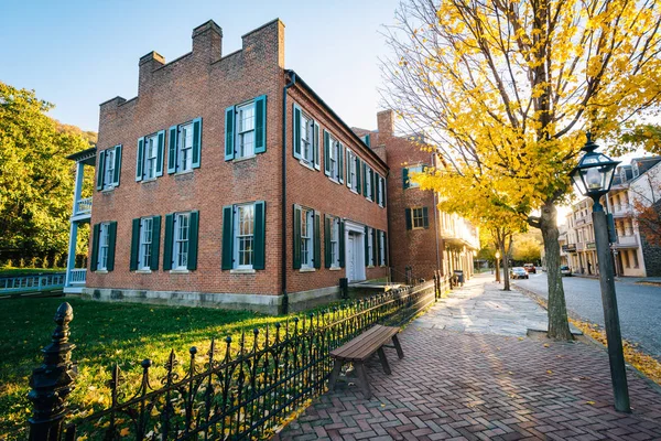 Autumn color and buildings on Shenandoah Street, in Harpers Ferr — Stock Photo, Image