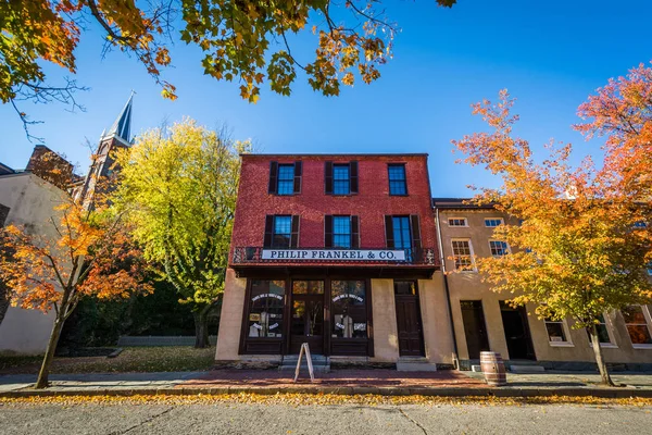 Couleur d'automne et bâtiments sur la rue Shenandoah, à Harpers Ferr — Photo