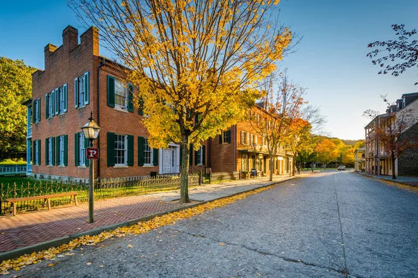 Осенний цвет и здания на улице Shenandoah, в Харперс Ферр — стоковое фото