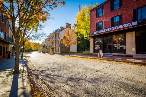 Autumn color and buildings on Shenandoah Street, in Harpers Ferr — Stock Photo, Image
