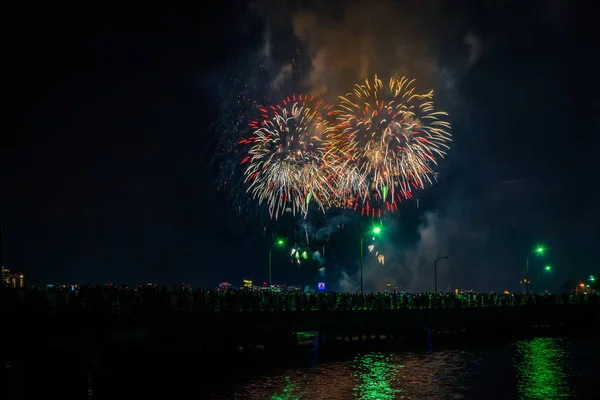 7 月 4 日の夜、Cambr の広い運河の花火 — ストック写真