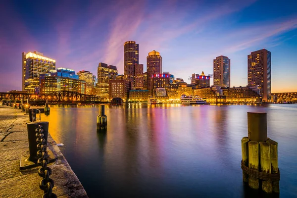 O horizonte de Boston à noite, visto de Fort Point em South Bosto — Fotografia de Stock