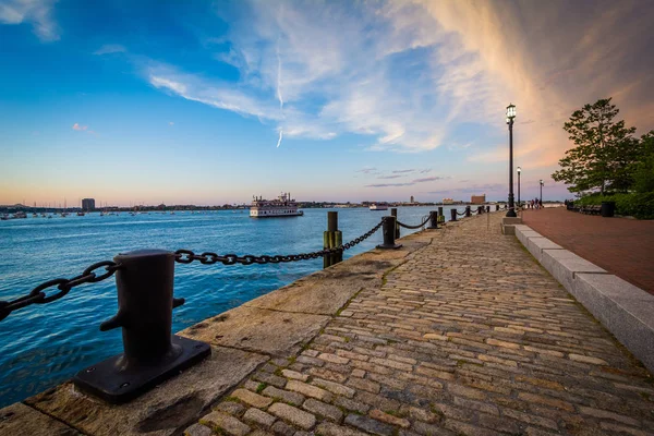 Der harborwalk bei untergang, in south boston, massachusetts. — Stockfoto