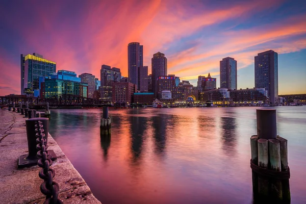 The downtown skyline at sunset, seen from Fort Point in Boston, — Stock Photo, Image