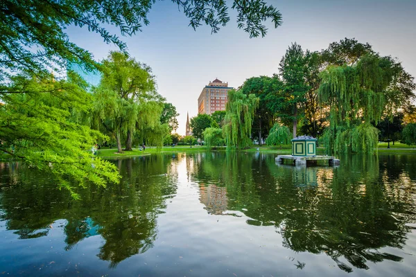 A lagoa no Boston Public Garden, em Boston, Massachusetts . — Fotografia de Stock