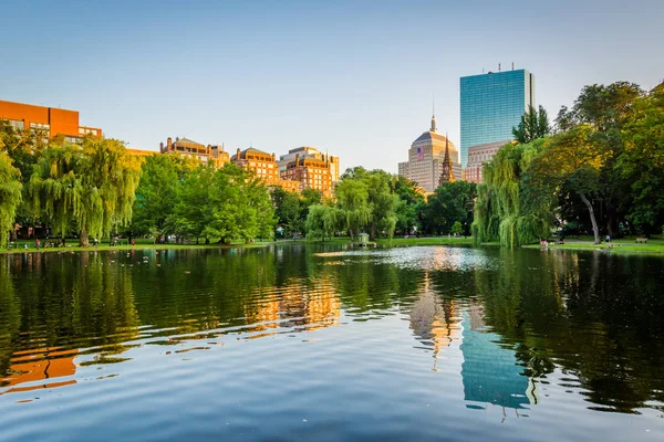 The pond at the Boston Public Garden, in Boston, Massachusetts. — Stock Photo, Image