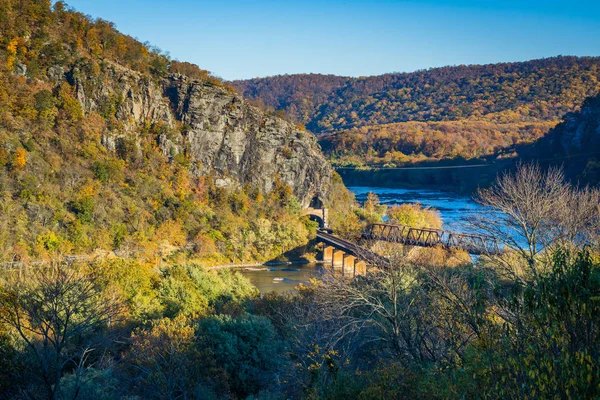 View of railroad bridges and the Potomac River, in Harpers Ferry — Stock Photo, Image