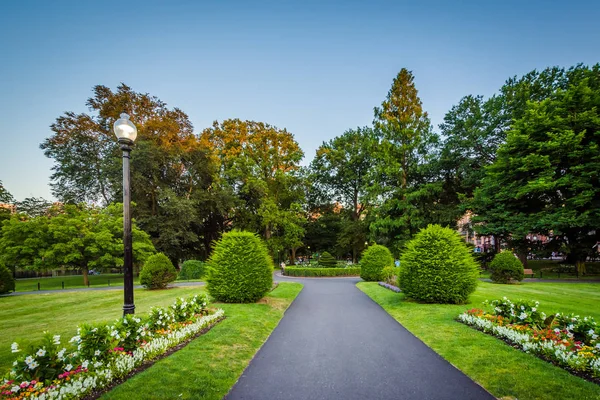 Walkway and gardens at the Boston Public Garden, in Boston, Mass — Stock Photo, Image