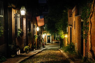 Gece, meşe palamudu sokakta Beacon Hill, Boston, Massachusetts.