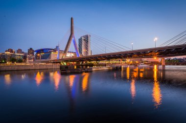 Leonard s. Zakim Bunker Hill köprüde alacakaranlık, Boston, 