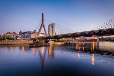 Leonard s. Zakim Bunker Hill köprüde alacakaranlık, Boston, 