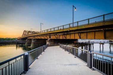 Geçit ve Boston, Massach gün batımında, Charlestown Köprüsü