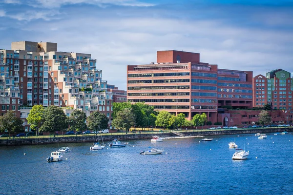 Barche nel fiume Charles ed edifici a Cambridge, a Boston — Foto Stock