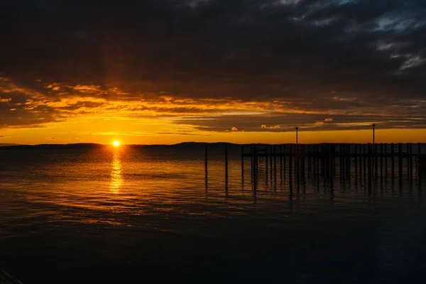 Lever du soleil sur le quai et la baie de Chesapeake, Havre de Grace, mars — Photo