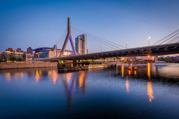 Leonard s. Zakim Bunker Hill köprüde alacakaranlık, Boston, 