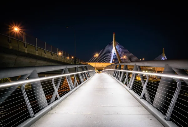 The North Bank Pedestrian Bridge at night, in Boston, Massachuse — Stock Photo, Image