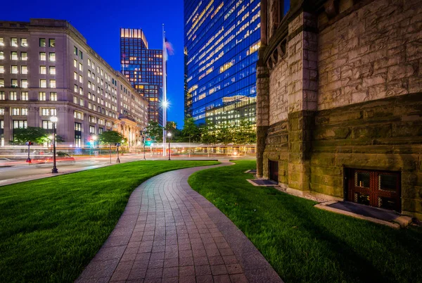 Walkway and buildings at night, at Copley Square, in Back Bay, B — Stock Photo, Image