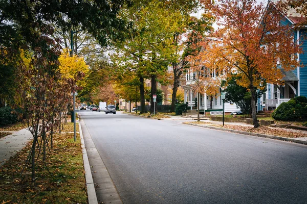 Herbstfarben und Häuser entlang der Goldborough Street, in Ost, ma — Stockfoto