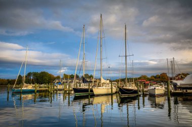 Tekneler limanda, St Michaels, Maryland demirledi.
