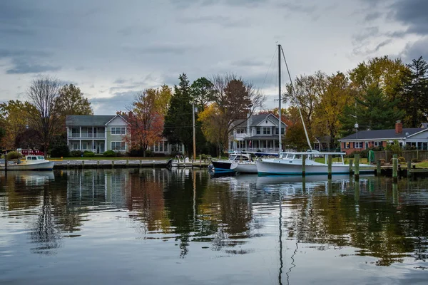 Barche attraccate nel fiume Miles, a St. Michaels, Maryland . — Foto Stock