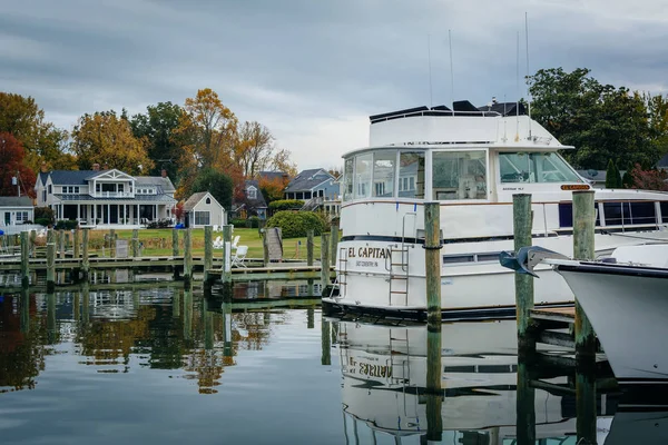 Boten in een droogdok in het Miles-River, in St. Michaels, Maryland. — Stockfoto