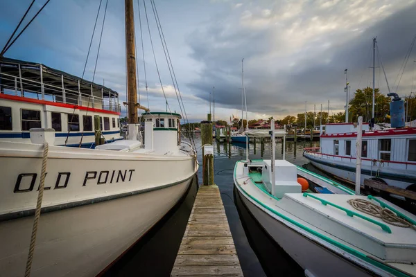 Boats docked in the harbor, in St. Michaels, Maryland. — Stock Photo, Image
