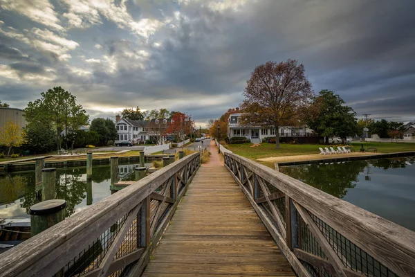 Bridge and houses in along the harbor, in St. Michaels, Maryland — Stock Photo, Image