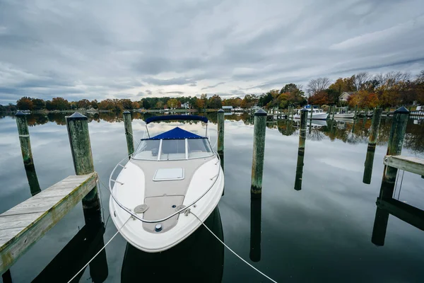 Docks und Boote an der Landung im Eichenbach, in newcomb, in der Nähe von st. micha — Stockfoto