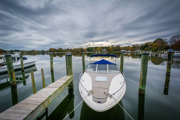 Docks and boats at Oak Creek Landing, in Newcomb, near St. Micha — Stock Photo, Image