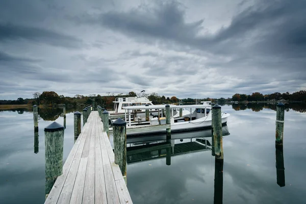 Muelles en Oak Creek Landing, en Newcomb, cerca de St. Michaels, Maryl — Foto de Stock