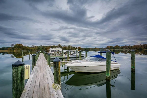 Muelles en Oak Creek Landing, en Newcomb, cerca de St. Michaels, Maryl — Foto de Stock