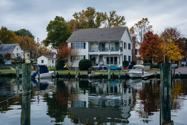 ハウス、セント ・ マイケルズ、Marylan の港沿いの秋の色 — ストック写真