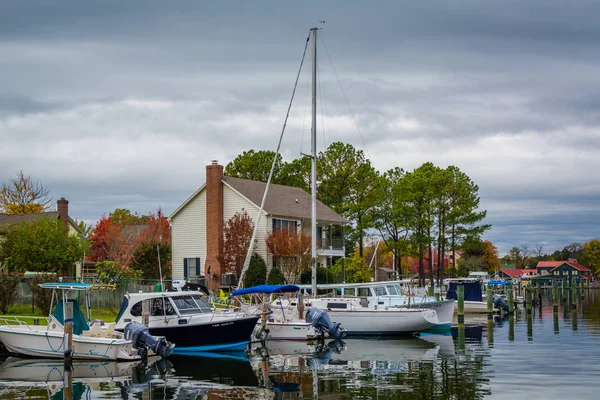 House and boats docked in the Miles River, in St. Michaels, Mary — Stock Photo, Image