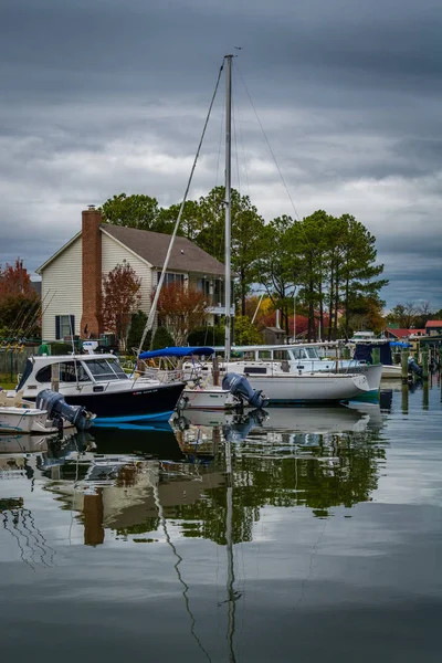 Casa y barcos atracados en el río Miles, en St. Michaels, Mary — Foto de Stock