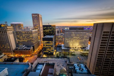 Gün batımında, Baltimore, Maryland şehir merkezinin görünümü.