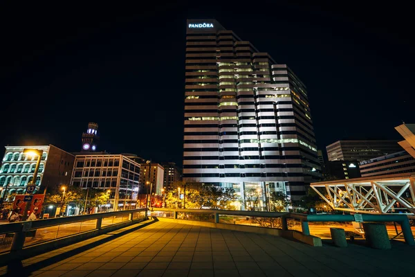 Buildings in downtown at night, in Baltimore, Maryland. — Stock Photo, Image