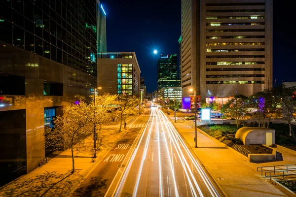 Lombard Street och byggnader i centrala på natten, i Baltimore, — Stockfoto