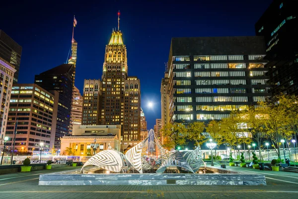 Escultura y edificios en el centro por la noche, en Baltimore, Mary — Foto de Stock