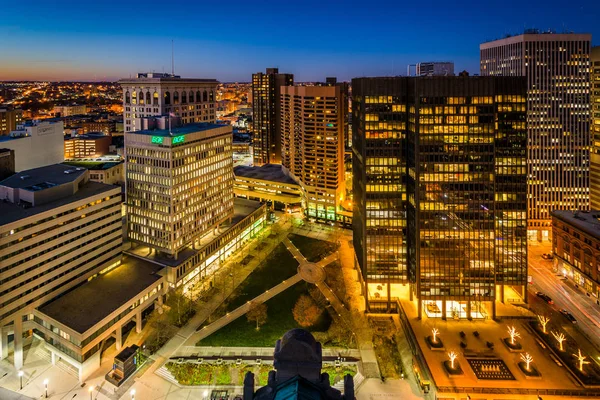 Vista del Charles Center por la noche, en el centro de Baltimore, Maryland — Foto de Stock