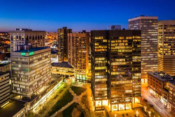 Utsikt över Charles Center på natten, i centrala Baltimore, Maryland — Stockfoto