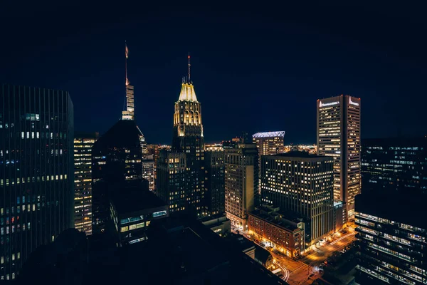 Beskåda av byggnader i centrala på natten, i Baltimore, Maryland. — Stockfoto