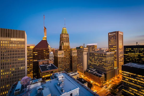 Blick auf Gebäude in der Innenstadt bei Nacht, in Baltimore, Maryland. — Stockfoto