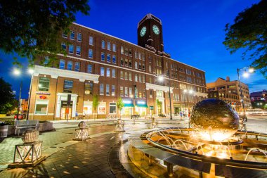 Cambridge, Massachusetts gece, Kendall Meydanı.