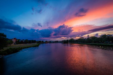 Günbatımı c John W hafta Köprüsü'nden Charles Nehri